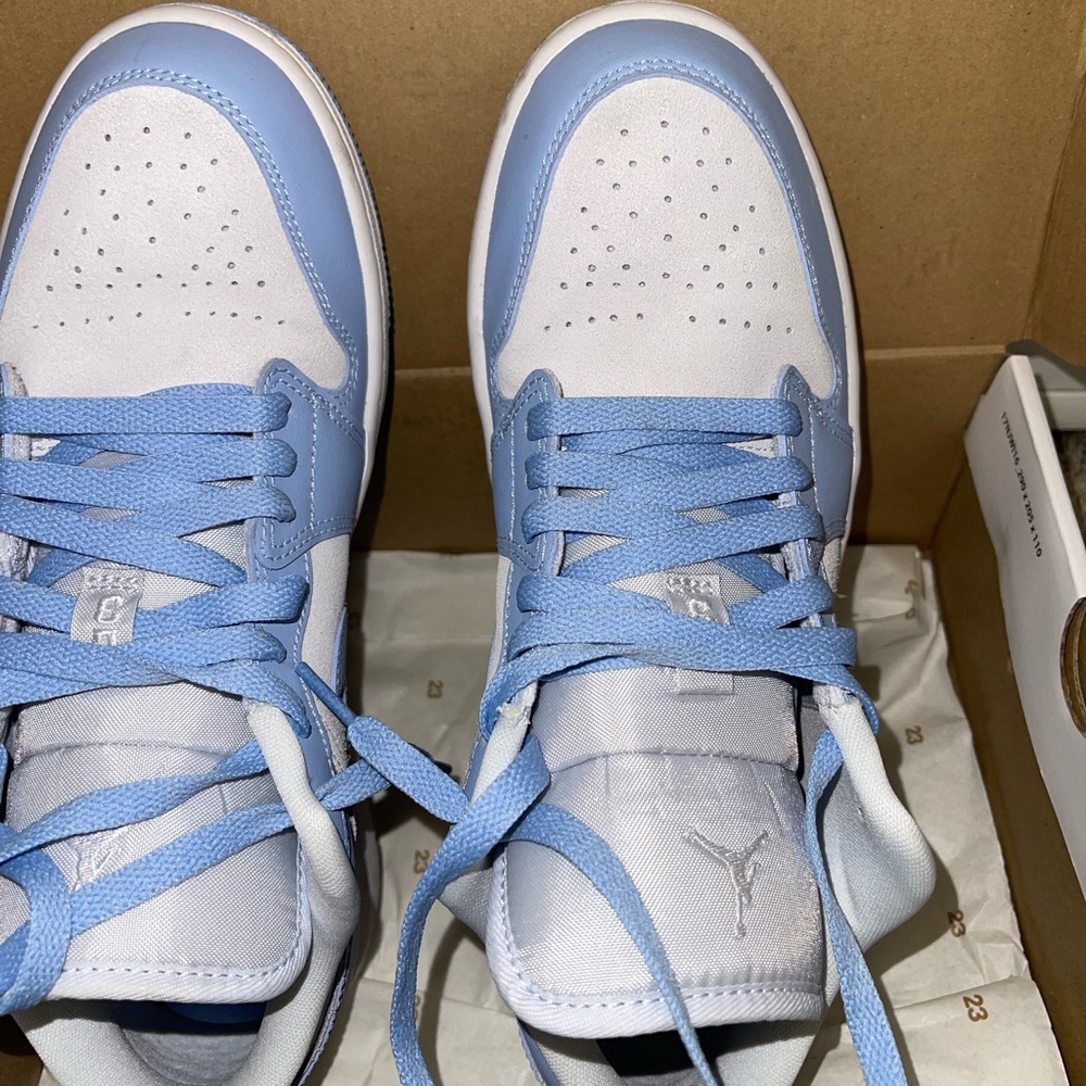 Jordan 1 lows size W9, M7.5